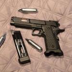 A képen látott patronok a fegyverrel jönnek.