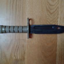 M9 Gumi bajonett / szurony M4 replikához (Tan / Coyote, tokkal)