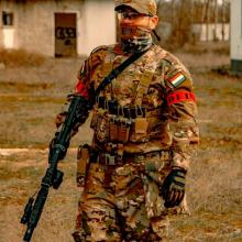 AirSoft fegyverek ruhák kigészítők 1 nagy csomagban.